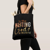 In het wachten werkt God Christelijk Quote Tote Bag (Dichtbij)