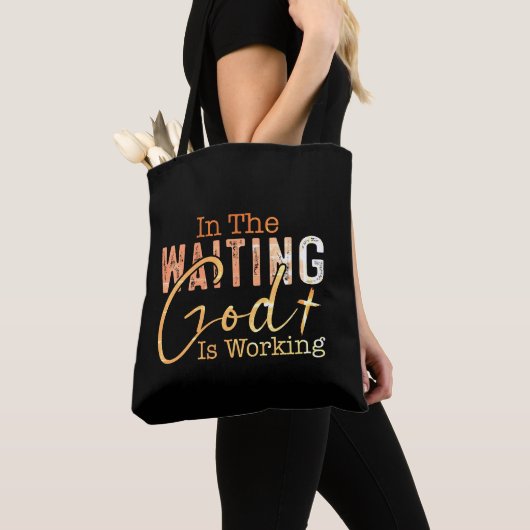 In het wachten werkt God Christelijk Quote Tote Bag (Dichtbij)