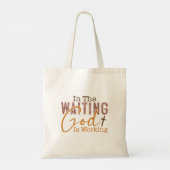 In het wachten werkt God Christelijk Quote Tote Bag (Achterkant)