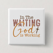In het wachten werkt God Christelijk Quote Vierkante Button 5,1 Cm (Voorkant)