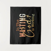 In het wachten werkt God Christelijk Quote Wandkleed (Voorkant)