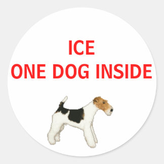 In Hoesje van de noodsituatie één hond binnen Ronde Sticker