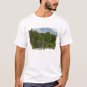 In Ierland, in Kasteel Blarney een stenen toren in T-shirt