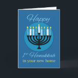 In je nieuwe thuisbasis, Hanukkah Menorah, blauw Kaart<br><div class="desc">Een Eerste Hanukkah in je nieuwe huis is een speciale viering. Deze kaart zal dat geschenk eren. De blauwe achtergronden verbeteren het bericht. Het verlichten van het centrum is een menorah van diverse kleuren blauw en wit.</div>