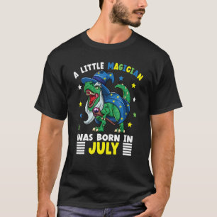 In juli werd een kleine magiër geboren t-shirt