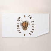 In koffie vertrouwen we grappig badhanddoek (Badhanddoek)