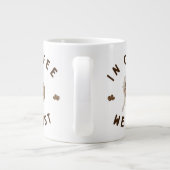 In koffie vertrouwen we grappig grote koffiekop (Achterkant)