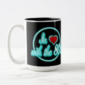 In liefde met de 80's Retro Blue Neon Logo Mok (Links)