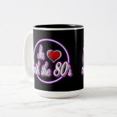 In liefde met de 80's Retro Paarse Neon Logo Mok (Voorkant links)