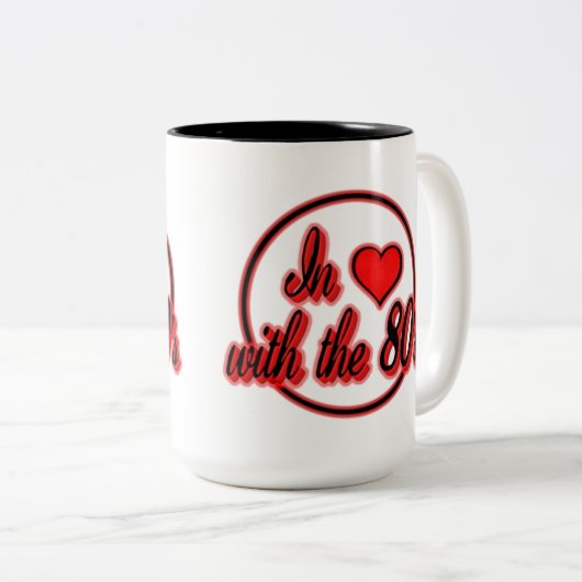 In liefde met de 80's Retro Red Logo Mok (Voorkant rechts)