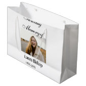 In liefdevolle herinnering van begrafenis houden n groot cadeauzakje (Voorkant Gekanteld)