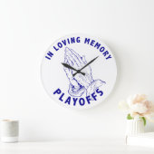 IN LIEFENDE GEHEUGENPLAYS GROTE KLOK (Huis)