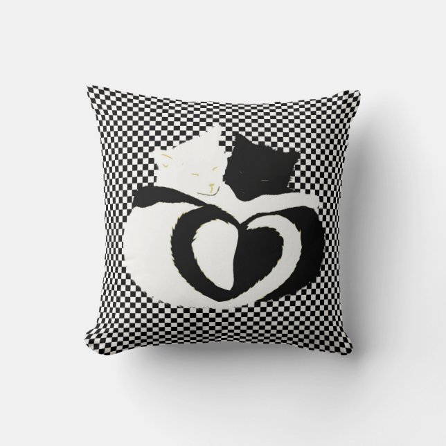 In Love Cats - zwarte witte katten staarten hart g Kussen (Voorkant)