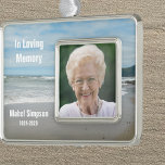 In Loving Memory Beach Foto Verzilverd Omlijst Ornament<br><div class="desc">Dit prachtige herdenkingskerstornament heeft een strandscène op de achtergrond met de woorden "In Loving Memory" in de lucht en de naam van uw geliefde en data geschreven in het zand.</div>