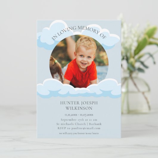 In Loving Memory Blue Clouds baby Funeral Modern Kaart (Staand voorkant)