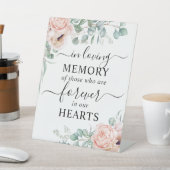In Loving Memory Blush Pink Floral Reclamebord Met Voetstuk (Insitu)
