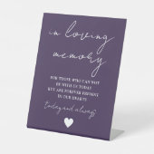 In Loving Memory Elegant Script Paarse Reclamebord Met Voetstuk (Voorkant)
