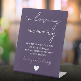 In Loving Memory Elegant Script Paarse Reclamebord Met Voetstuk