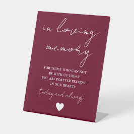 In Loving Memory Elegante Schrift Burgundyrood Reclamebord Met Voetstuk