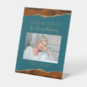 In Loving Memory Foto Rust Blauwgroen bruiloft Reclamebord Met Voetstuk (Voorkant)