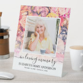 In Loving Memory Heldere bloemenbegrafenis Foto Reclamebord Met Voetstuk (Insitu)