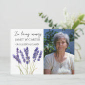 In Loving Memory Paarse Lavendel Bloemstuk Begrafe Kaart (Staand voorkant)