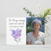 In Loving Memory Paarse Sering Bloemstuk Funeral Kaart (Staand voorkant)