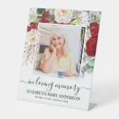 In Loving Memory Rood Wit Bloemen Begrafenis Foto Reclamebord Met Voetstuk (Voorkant)