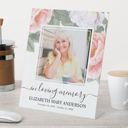 In Loving Memory Roze Wit Bloemen Begrafenis Foto Reclamebord Met Voetstuk (Insitu)