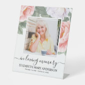 In Loving Memory Roze Wit Bloemen Begrafenis Foto Reclamebord Met Voetstuk (Voorkant)
