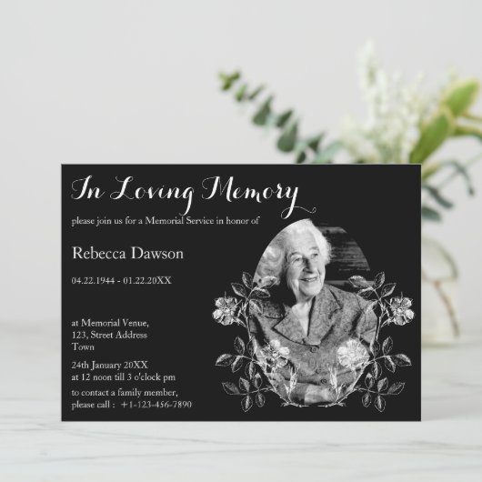 In Loving Memory Zwart Elegant Bloemenmonument Kaart (Staand voorkant)