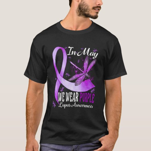 In mei Draag we Paarse Lupus Awareness Dragonfly.p T-shirt (Voorkant)