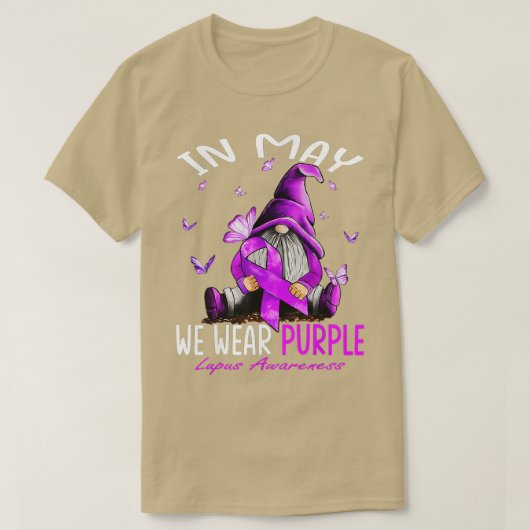In mei Draag we Paarse Lupus Awareness Maand Gnome T-shirt (Design voorkant)