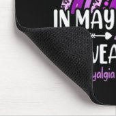 In mei Draag we Paarse regenboogfibromyalgie Aware Muismat (Hoek)