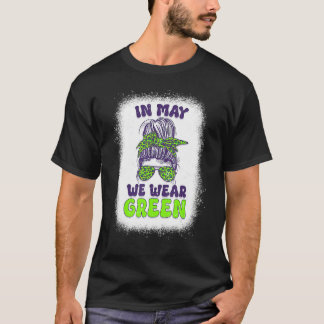 In mei dragen we een groene rommelige knot Mental T-shirt