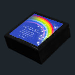 In Memory in the rainbow baby Cadeaudoosje<br><div class="desc">Sentimentale herinneringsdoos voor een speciale babyjongen die te snel wordt meegenomen door miskraam, doodgeboorte, neonatale dood of verlies van baby. Personaliseer je eigen baby's naam en geboortedatum. Het zoete gedicht leest: Ons zoete kleine baby Riley van een hete geboorte, je was gewoon te mooi om op aarde te zijn. Ideaal...</div>