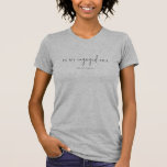 In mijn betrokken tijdperk Moderne Minimalistische T-shirt<br><div class="desc">In mijn betrokken tijdperk Modern Minimalist Bride Verloving Fiancee T-Shirt met aangepaste datum</div>