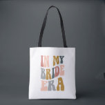 In Mijn Bruid Era Boho Huwelijkscadeau Tote Bag<br><div class="desc">Deze canvas tas heeft "in my bruid era" in een boho-stijl,  evenals de naam en trouwdatum van de bruid voor het perfecte cadeau voor de bruid of voor de bruid om zichzelf te krijgen voor huwelijksplanning!</div>