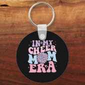 In Mijn Cheer Moeder Tijdperk Groovy Cheerleading Sleutelhanger (Voorkant)