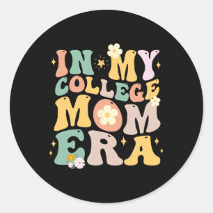 In Mijn College Mom Era 2025 College Afstudeercade Ronde Sticker