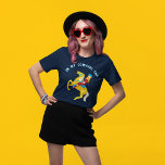 In Mijn Cowgirl Era Retro Graphic T-shirt<br><div class="desc">Een retro-stijlillustratie van een cowgirl op een paard vergezelt de slogan in Westerne stijl belettering IN MIJN COWGIRL ERA op dit grafische t-shirt.</div>