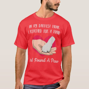 In mijn donkerste uur bereikte ik een hand en vond t-shirt