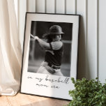 In mijn honkbal mam era aangepaste foto gepersonal poster<br><div class="desc">Stap op naar het bord en vier de trotse traditie van het zijn een honkbal moeder met onze "In My Baseball Mom Era" aangepaste foto gepersonaliseerde Poster. Dit opvallende kunstwerk is de perfecte manier om de toewijding en liefde van een honkbalmoeder te eren. Voeg een gepersonaliseerde boodschap toe om uw...</div>