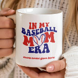 IN MIJN HONKBAL MOEDER ERA  RETRO TEAM NAAM KOFFIEMOK<br><div class="desc">Maak je klaar om je honkbal moeder trots af te shows met onze heerlijke mok: een charmant lettertype gezegde "in mijn honkbal moeder tijdperk" in combinatie met een hartvormige honkbal om aan je hartlijnen te trekken. We hebben een speciale ruimte gelaten alleen voor de naam van uw team, zodat u...</div>