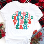 In mijn kerstvibes tijdperk Retro Kerstmis<br><div class="desc">Vier het vakantieseizoen in stijl met dit "In My Christmas Vibes Era" retro kerst shirt! Met groovy typografie in feestelijke kleuren, vangt dit ontwerp het plezier, de nostalgie en de opwinding van de feestdagen. Perfect voor iedereen die houdt van het combineren van esthetiek met moderne trends, dit shirt is ideaal...</div>