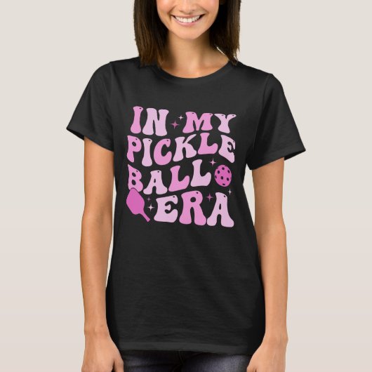 In mijn pickleball-tijdperk | Roze Groovy beletter T-shirt (Voorkant)