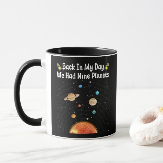 In mijn tijd hadden we negen planeten Pluto-astron Mok (Met donut)