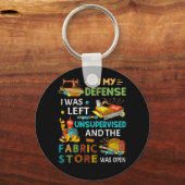 In mijn verdediging was ik zonder toezicht naaigar sleutelhanger (Voorkant)