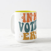 In mijn verkiezingstijd retro wavy tweekleurige koffiemok (Voorkant links)