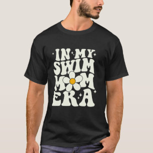 In mijn zwemmen mam tijdperk groovy zwemmers moede t-shirt